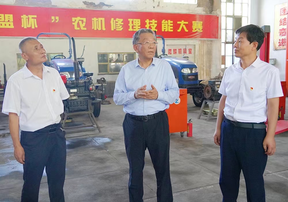 劉廳長參觀學校農機實訓基地2.jpg